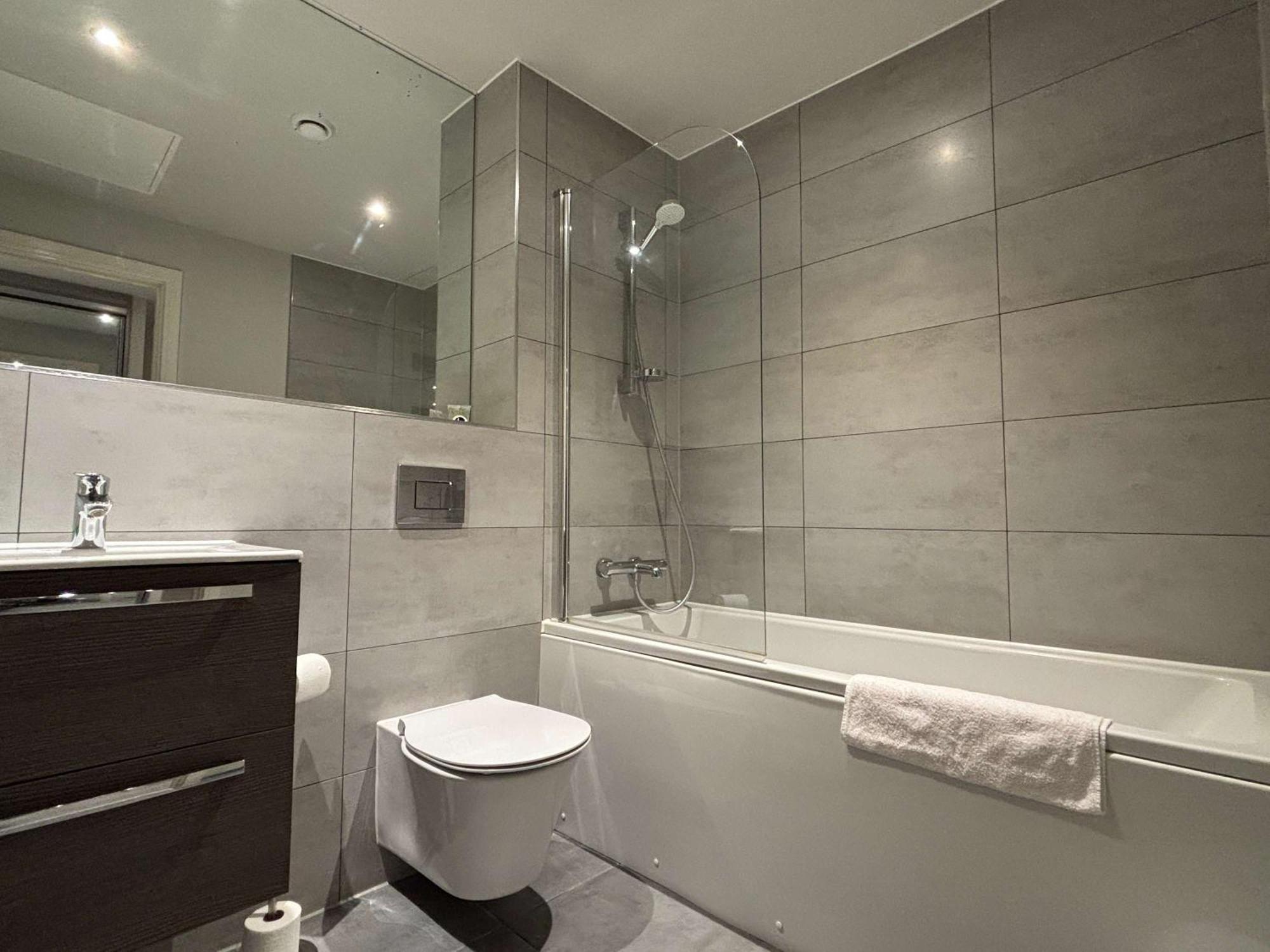 Modern Studio In Bracknell With Free Parking Exterior photo