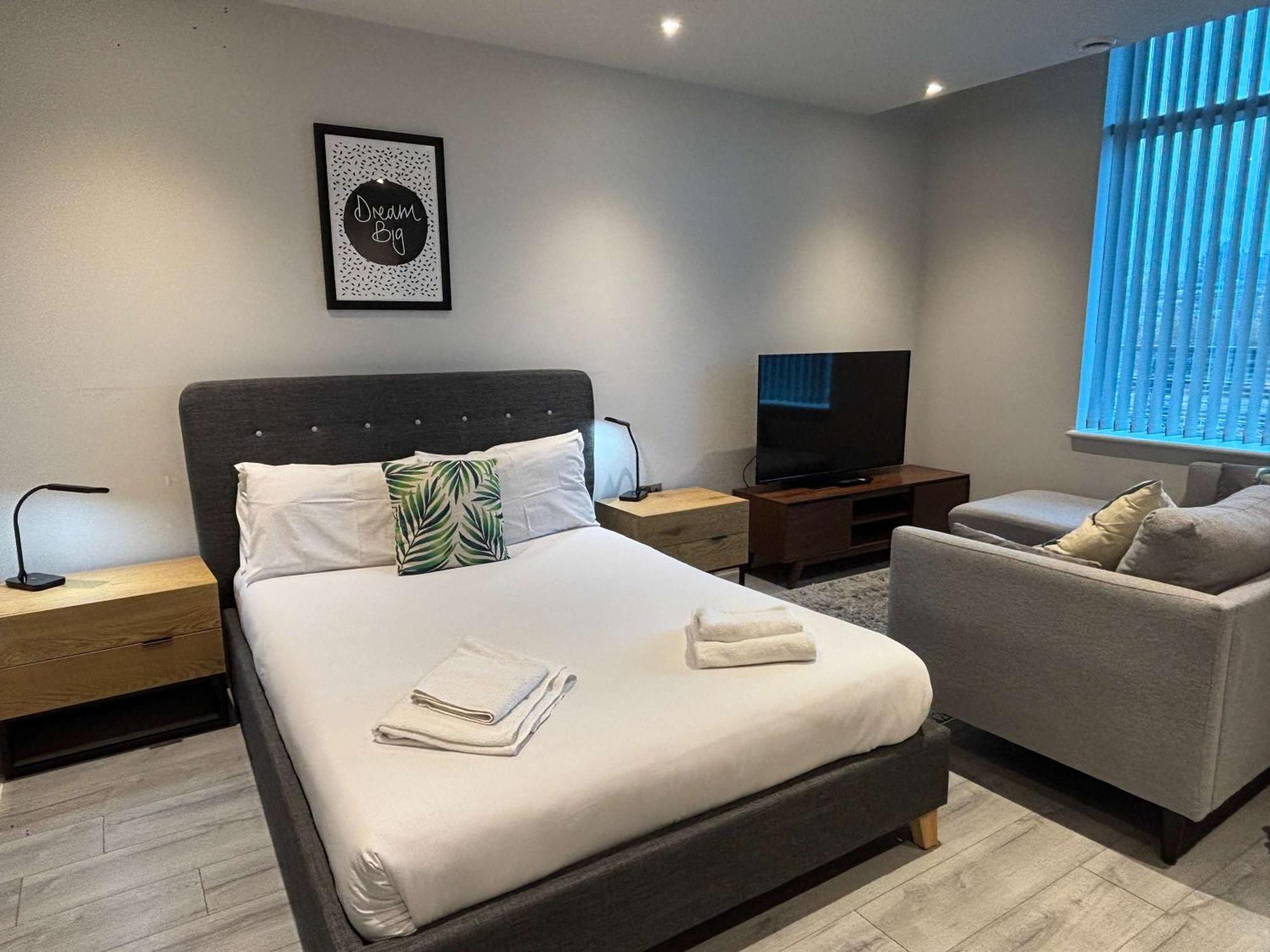 Modern Studio In Bracknell With Free Parking Exterior photo