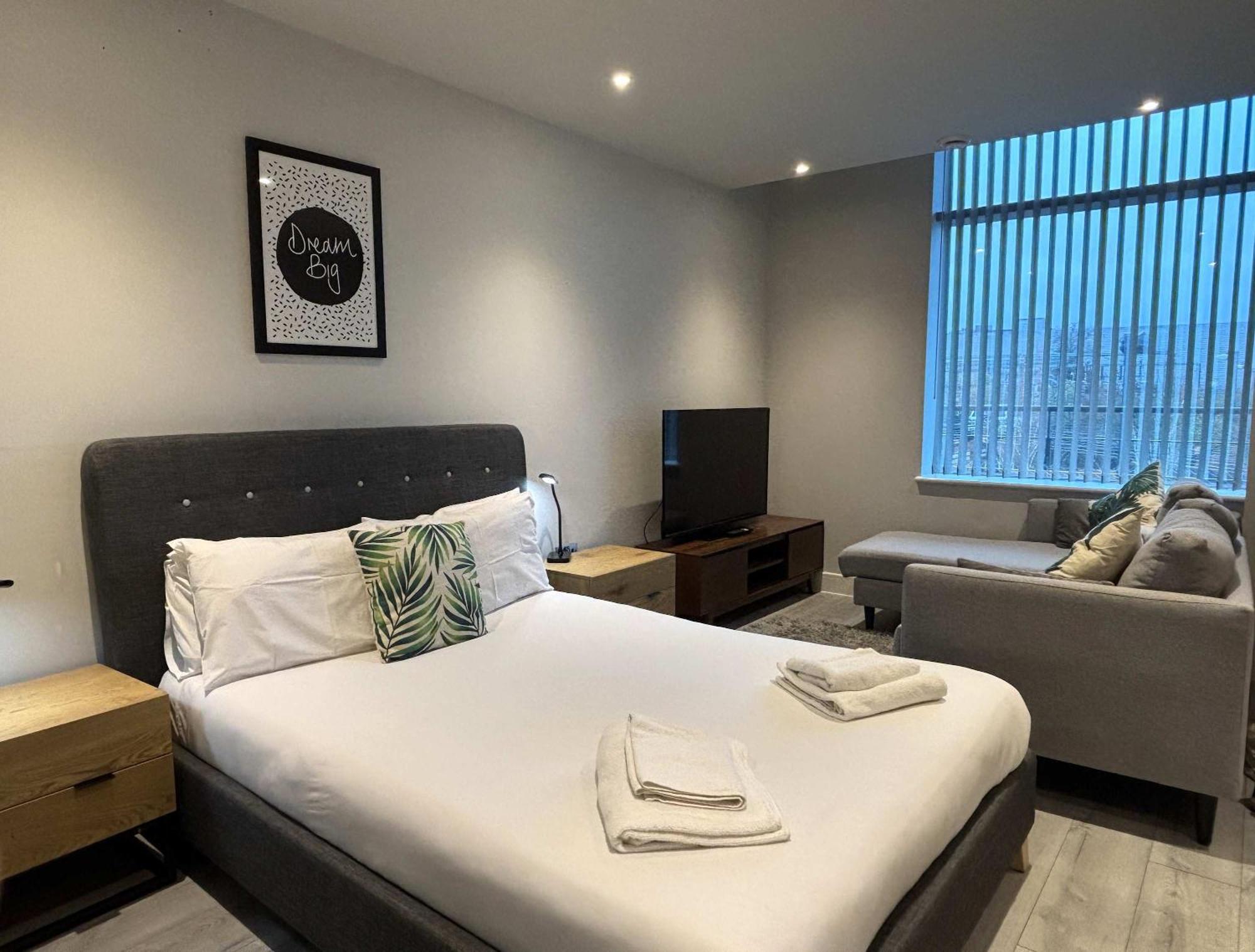 Modern Studio In Bracknell With Free Parking Exterior photo